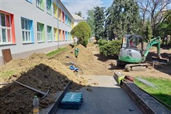 Edukačný dvor v základnej škole - dekoratívna grafika